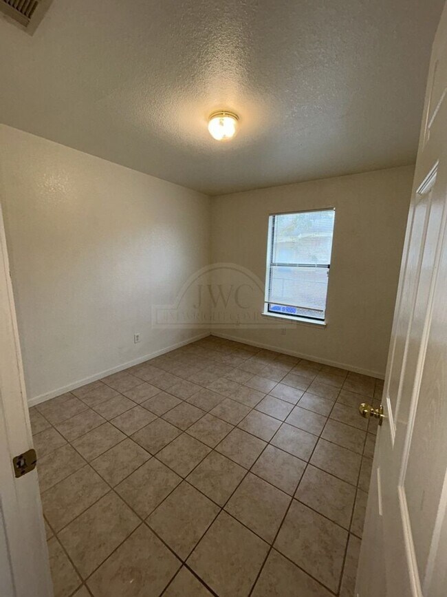 Building Photo - 105 Castellon Ct