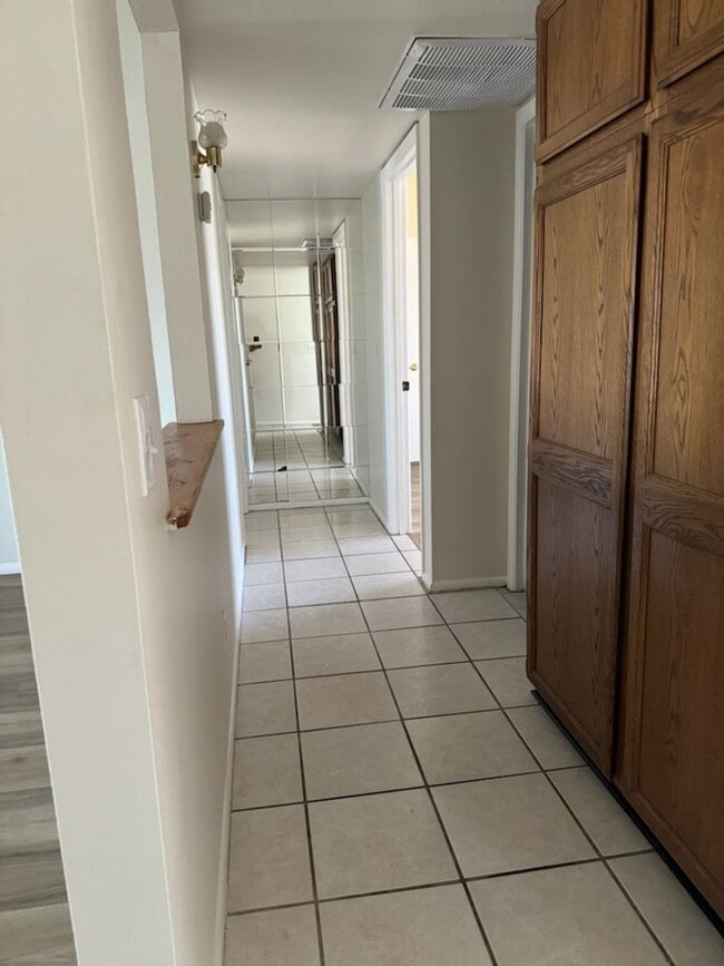 Building Photo - Awesome 2 bdrm house on corner lot in Nort...