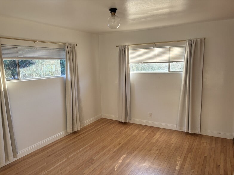 Master Bedroom - 366 1/2 E Hillsdale St