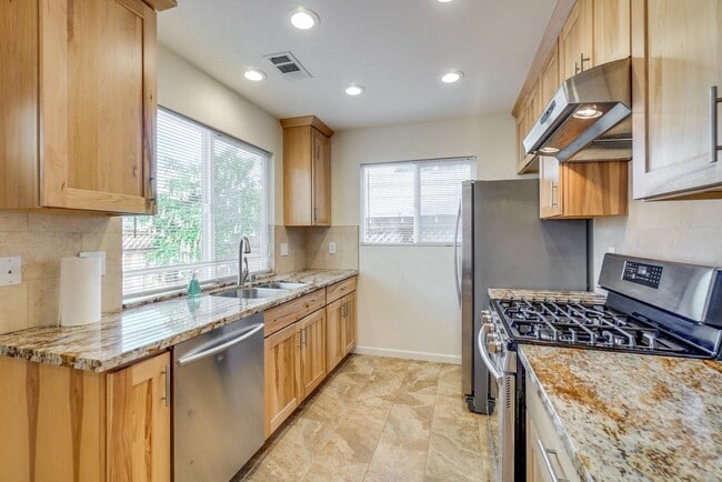 Building Photo - Beautiful 2 Bed/1 Bath Home only Blocks Fr...