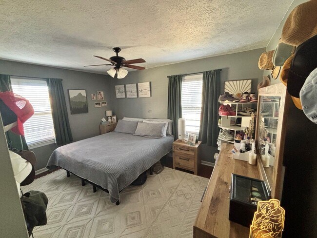 Building Photo - Home For Rent Bellevue.