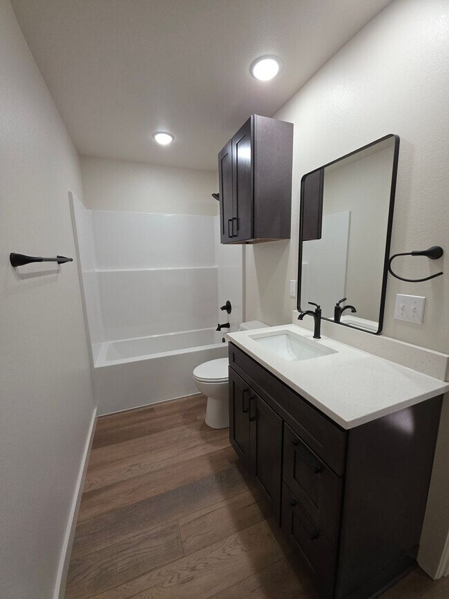 Building Photo - 703 W 12th St