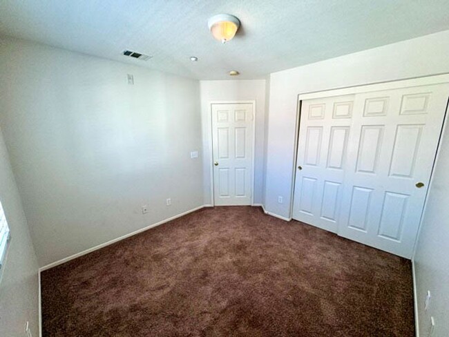 Building Photo - 3 bedroom Murrieta Condo in the gated Will...