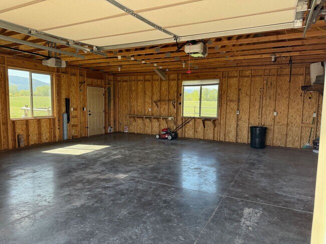 Building Photo - 3 Bedroom 2 Bathroom South of Bozeman!