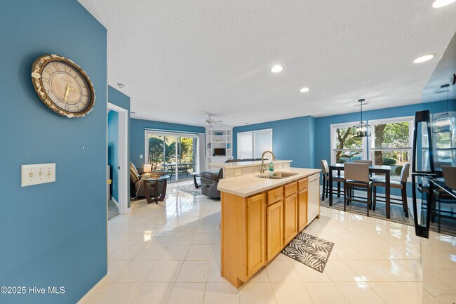 Building Photo - 3350 Club Villas Dr