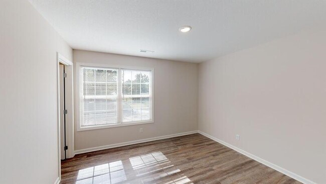 Building Photo - 310 Bogle St