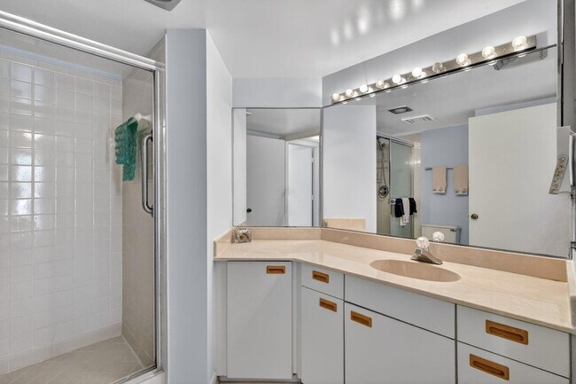 Building Photo - 9650 S Ocean Dr