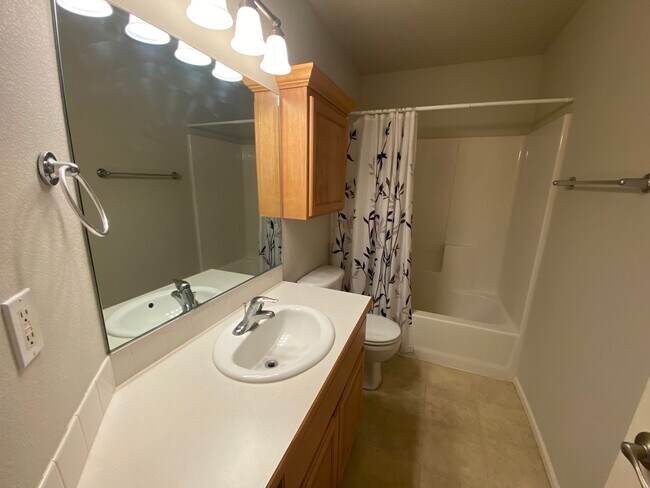 Building Photo - Great 3 Bedroom 2 Bath House!