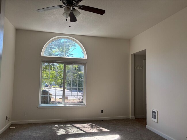 Building Photo - 3 BR/2BA Home In Tamarack Park East