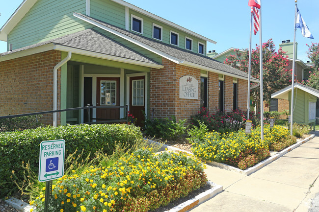 Primary Photo - Topaz Apartments