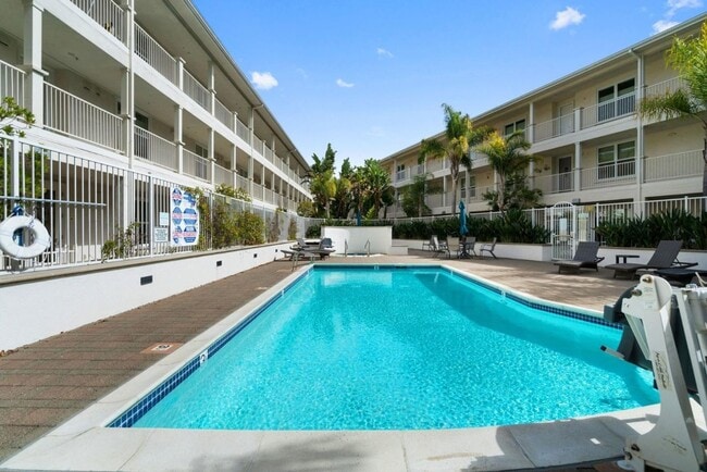 Building Photo - Luxury condo in the heart of downtown Santa Cruz!