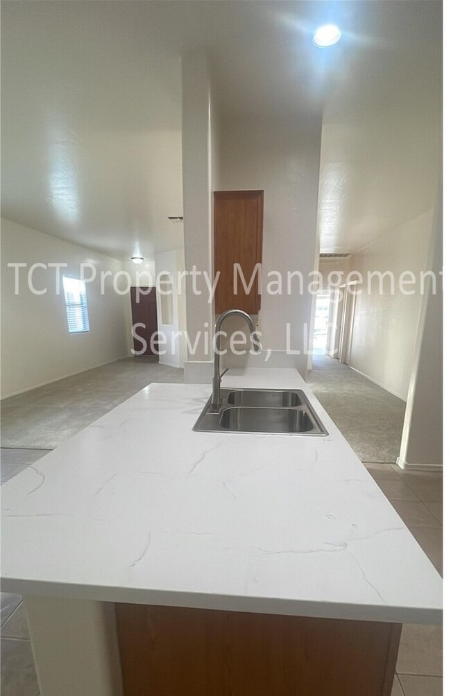 Building Photo - 3 Bedroom/2 Bath Phoenix Home Close to I-10 and 101