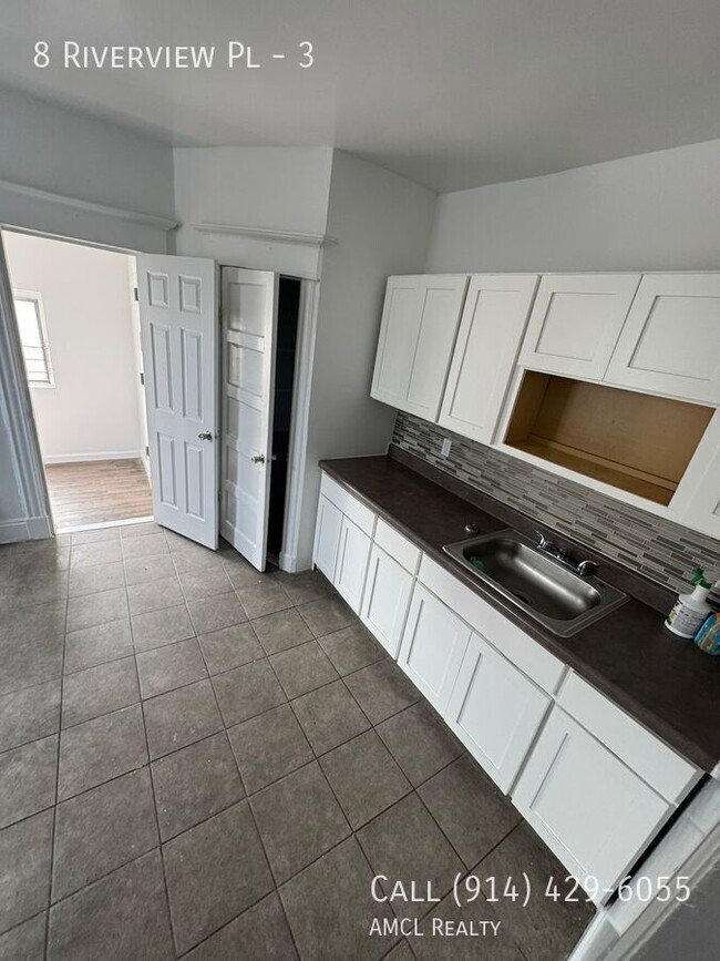 Building Photo - 8 Riverview Pl