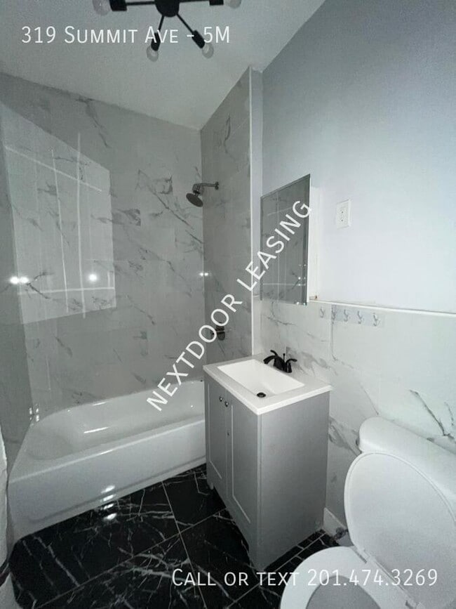 Building Photo - 319 Summit Ave