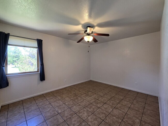 Building Photo - 601 W San Mateo Rd