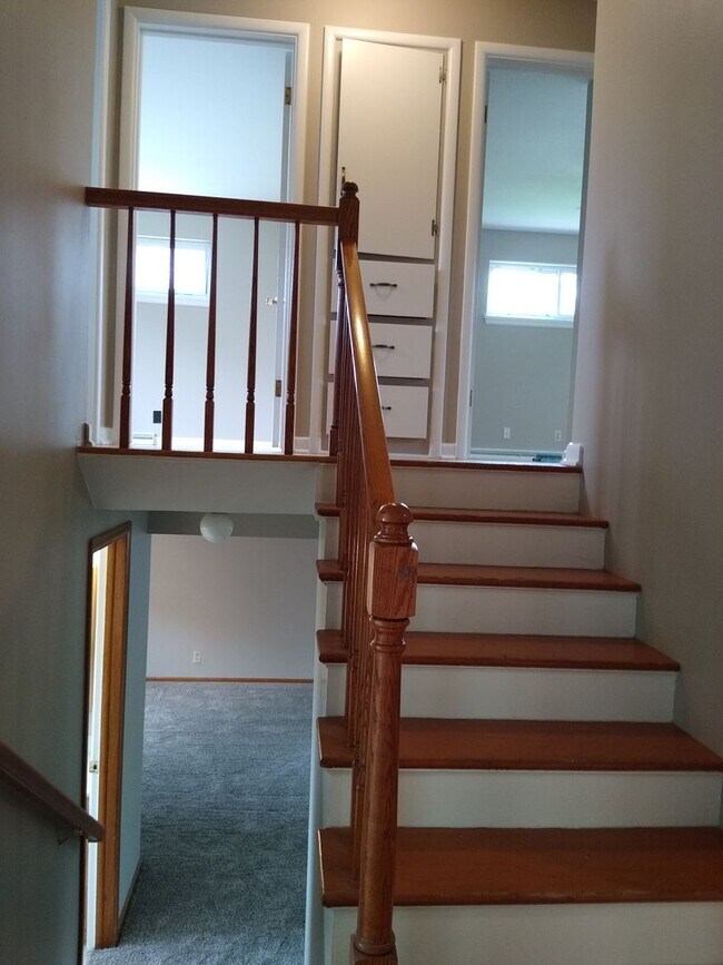 Building Photo - Stunning 4 bedroom 2 bath Virginia Village...