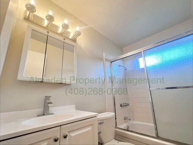 Building Photo - Town Home in Great Central Location near the Foothills!