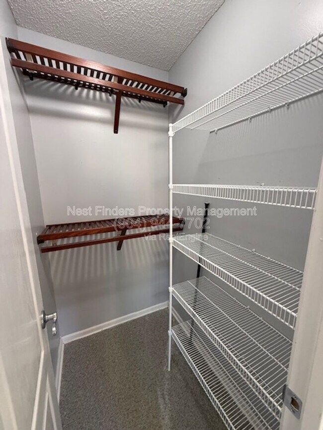 Building Photo - 12947 Tree Wy Ct N