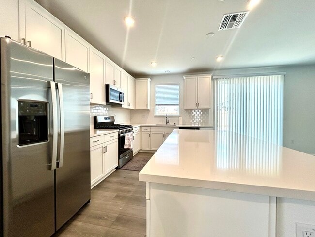 Building Photo - Beautiful Newer 4 Bedroom 3 Bathroom with ...