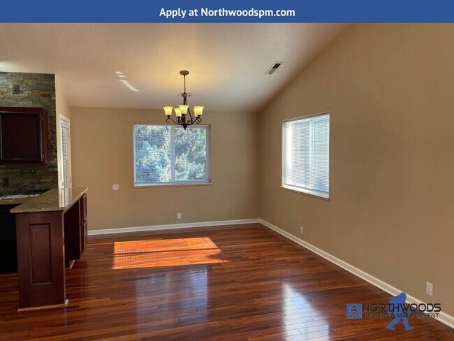 Building Photo - Beautiful 3 Bedroom 2 Bath Home