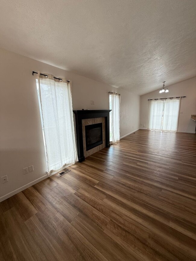 Building Photo - New Listing! Beautiful 4 Bed / 3 Bath Home...