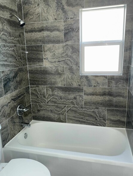 Shower & Tub - 6314 1/2 Overhill Dr