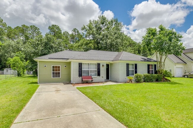 Building Photo - Freshly Painted 4 Bed Home on Huge Lot wit...