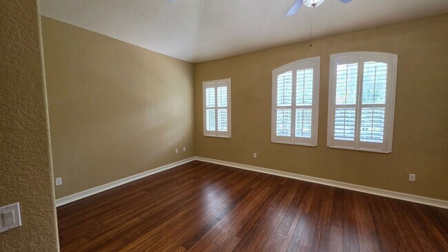 Building Photo - 3 bedroom 3 bathroom 2 car garage townhome in Mission Inn.