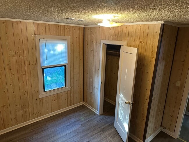 Building Photo - Available May 1st! 3-Bed, 1-Bath Home in Central Springdale!