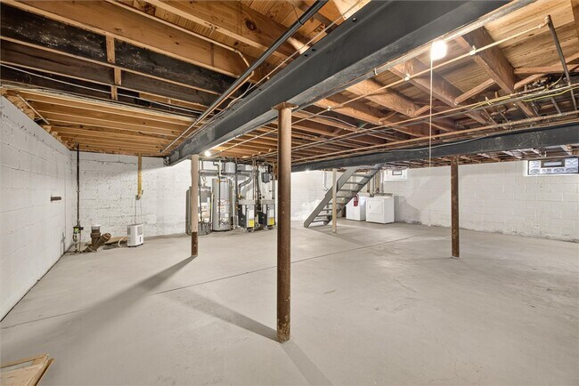 Building Photo - 1700 Mt Hope Ave