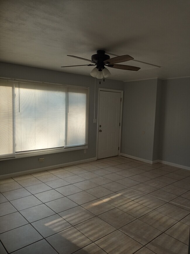 Building Photo - 117 E Poos Dr