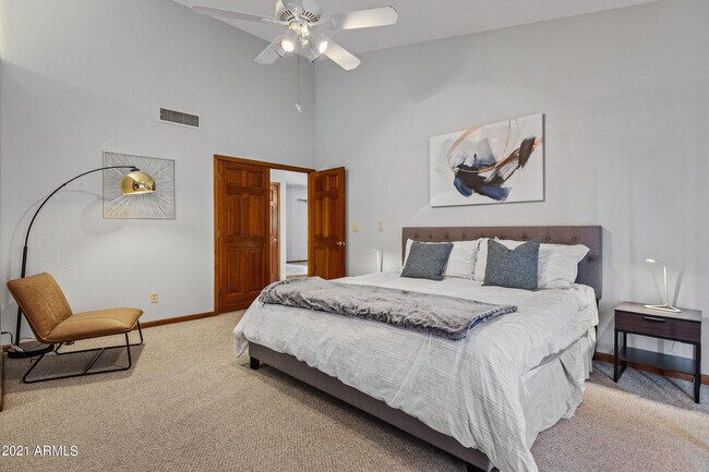 Building Photo - 5735 E Campo Bello Dr