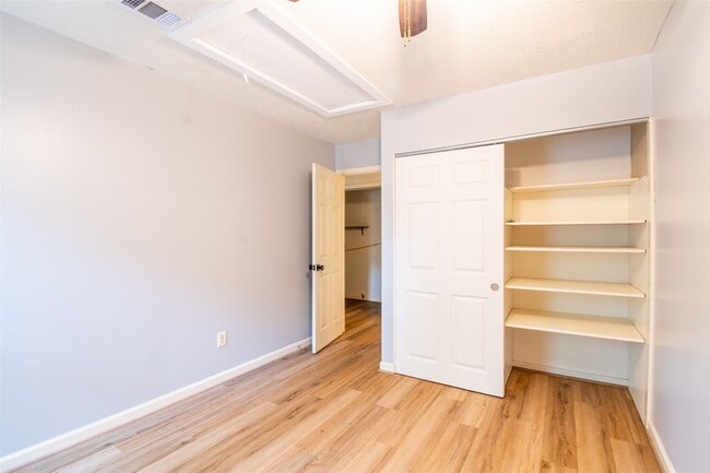 Building Photo - 2717 S Millbend Dr