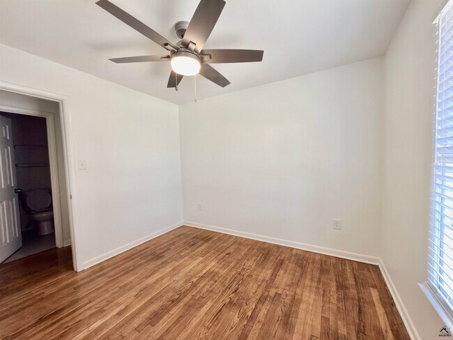 Building Photo - 214 Meadowridge Dr