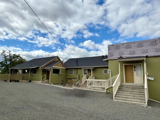 Building Photo - NEW Remodeled 1 Bedroom with BONUS ROOM!