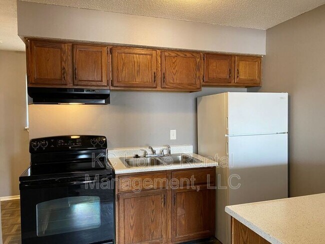 Building Photo - 561 N Somerset Terrace