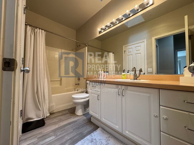 Building Photo - Beautifully Furnished 3 Bedroom Condo!