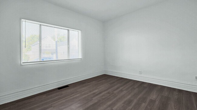 Building Photo - 130 Chicago Ave