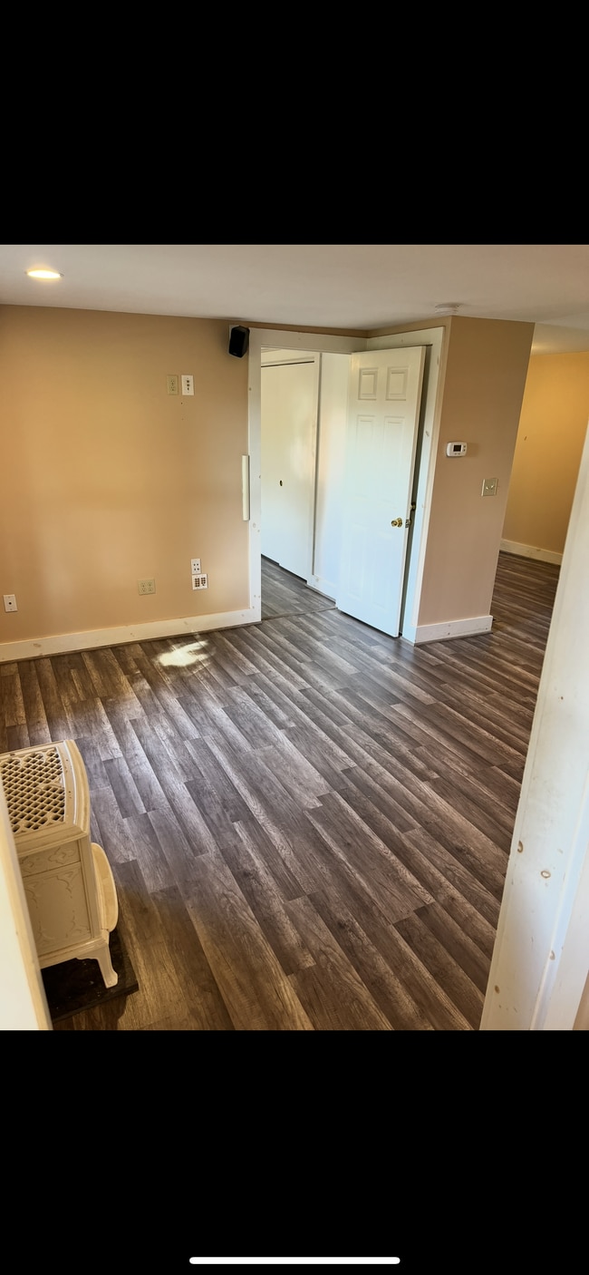Building Photo - 9 Pebble Ln