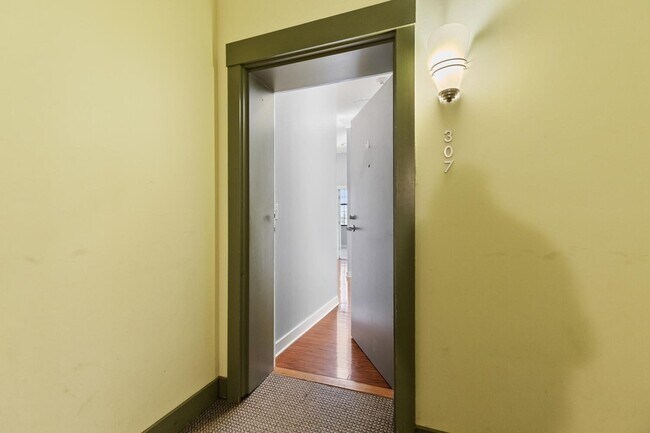 Building Photo - 72 Ashland St