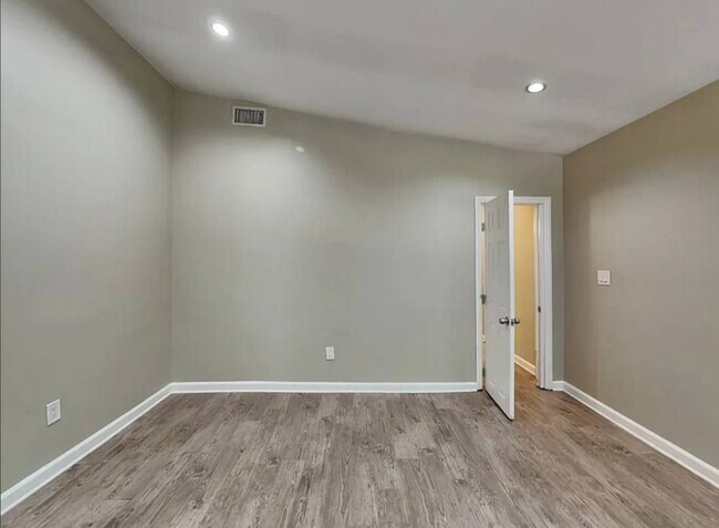 Building Photo - 13257 E Ave W 2