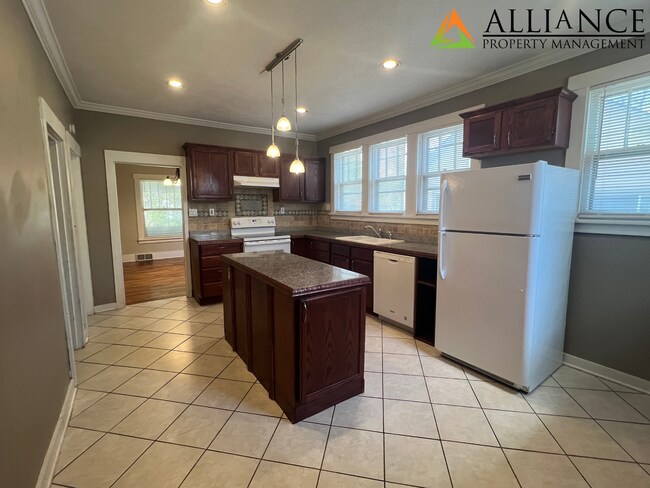 Building Photo - Charming 3 Bed  w/ Bonus Room Home ~ Great Location!