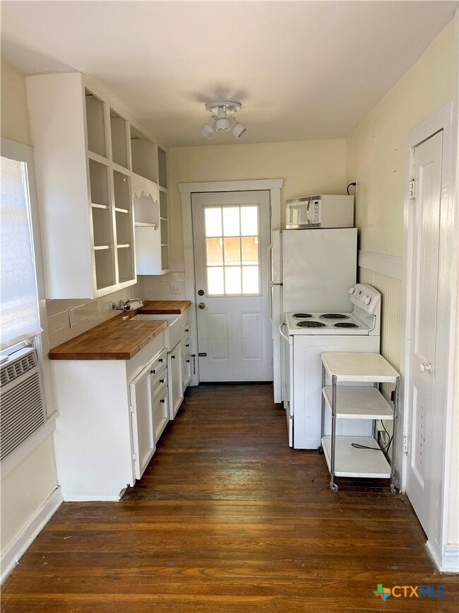 Building Photo - 385 Comal Ave