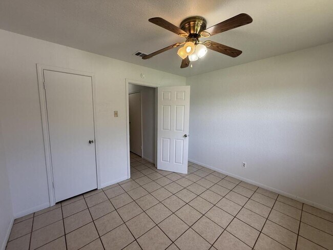 Building Photo - 205 Jason Dr