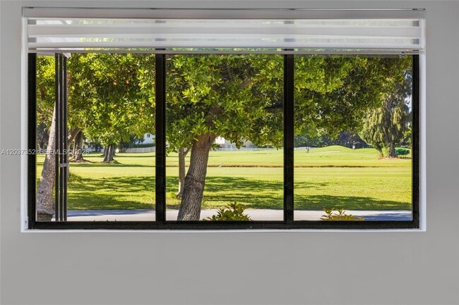 Building Photo - 365 Fairway Dr