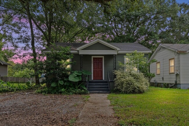 Building Photo - CHARMING MIDTOWN COTTAGE with Updated Kitchen