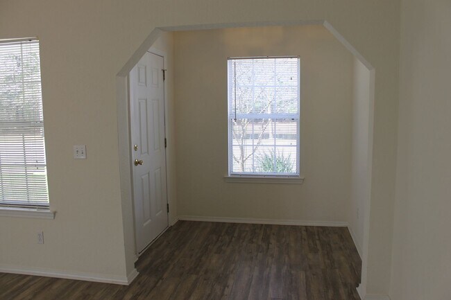 Building Photo - Three Bedroom Townhome in University Park with Balcony