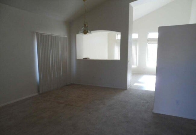 Building Photo - Great Open Floor Plan Near Stadium!