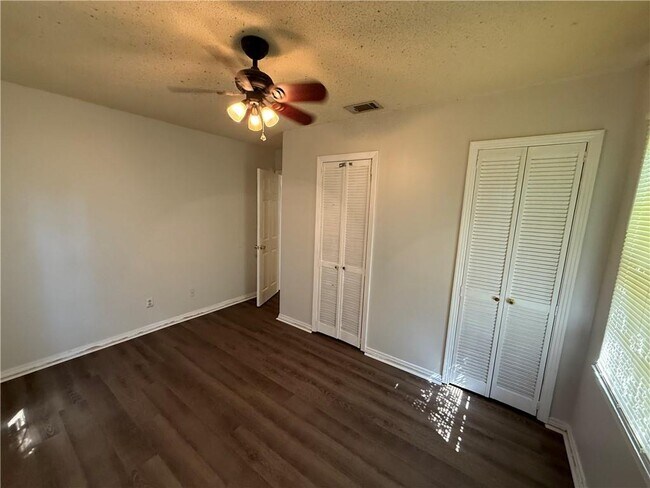 Building Photo - 1308 Charmaine Cir
