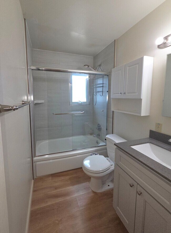 Building Photo - Beautiful 3 bedroom, 2 bath home available now